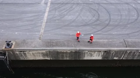 Dockworkers Missing Mooring Line Catch During Cruise Ship Docking in Bilbao 库存影片 336109299