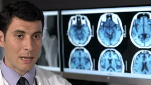 Doctor analyzing mri  Vídeo Stock 210413985