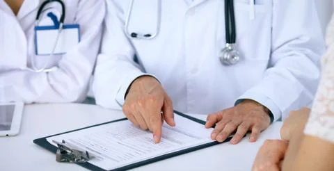 Doctor and  patient talking while sitting at the desk in office. Physicia Foto stock