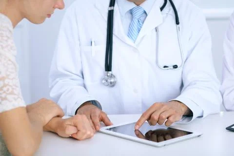 Doctor and  patient talking while sitting at the desk in office. Physicia Foto stock