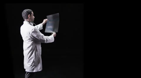 Doctor on black background Vídeos de archivo 32721015