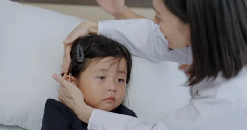 Doctor checking hearing aid, young Asian girl with hearing disorder, doctor.. 스톡 동영상 336579757