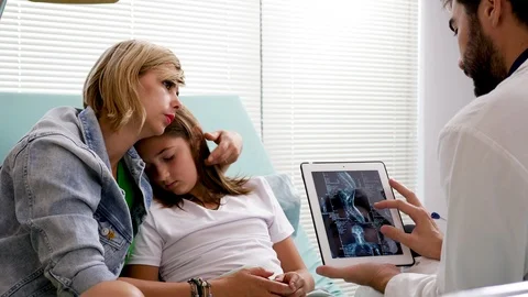 Doctor checking MRI result on tablet PC Stockbeeldmateriaal 92070934