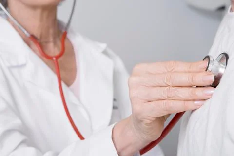 Doctor Checking Patients Heartbeat Using Stethoscope Foto stock