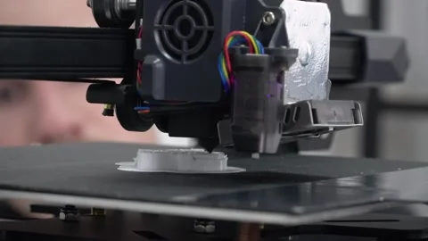 Doctor Checks the Printing Process of a White 3D Model on a Modern 3D Printer Vidéo 252354283