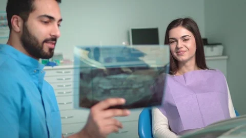 Doctor Demonstrates X-ray Видео 87323622
