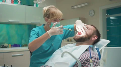 Doctor dentist making an injection of local anesthetic into the gums. Vidéo 68715853