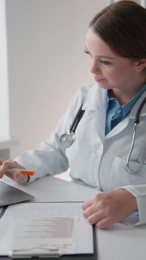 The doctor develops an individual treatment plan for the patient using computer 스톡 동영상 272650627