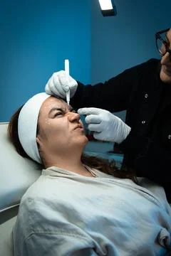 Doctor drawing guide marks around patient's eyebrows Foto stock