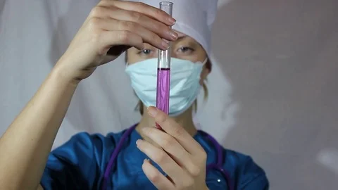 The doctor examines Vídeo Stock 80575689