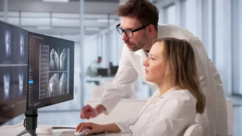 Doctor Examines Knee X-ray On Computer Vídeos de archivo 331154957