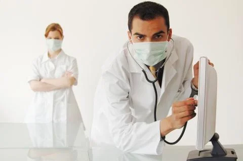 Doctor examining computer screen Stockfoto's