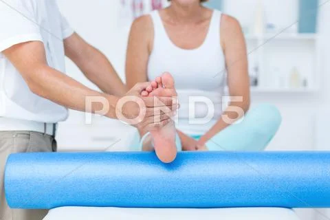 Doctor examining his patients leg Stock Photos