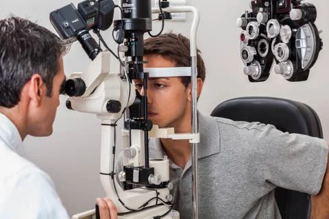 Doctor examining patient Stock-Fotos