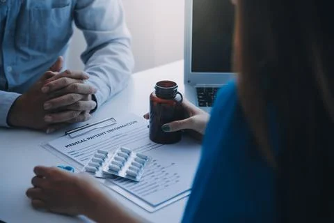 Doctor explaining brain functions to patient on model in office. Foto stock