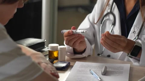 Doctor Explaining How to Use an Insulin Pen To Diabetic Patient 動画素材 315163036