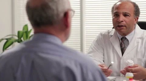 Doctor explaining medication to patient 스톡 동영상 2923318