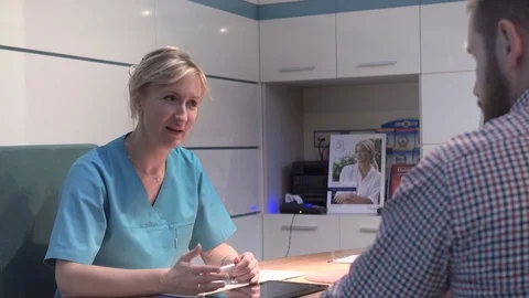 Doctor explaining patient the procedure. Steadicam shot. Vidéo 70307861