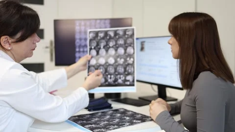 Doctor explaining serious brain diagnosis Video stock 335172858
