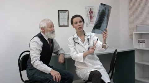 Doctor explaining x-ray results to senior patient Vídeos de archivo 66368079