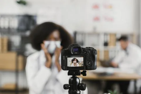 Doctor filming online tutorial about wearing of face mask 스톡 사진