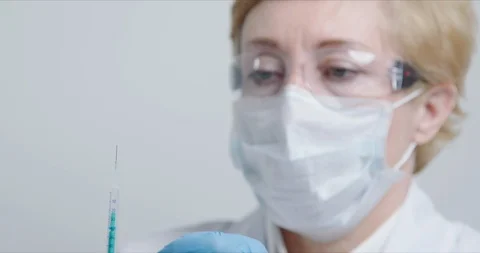 Doctor in front of the camera preparing syringe with avaccine for injection 스톡 동영상 125852185