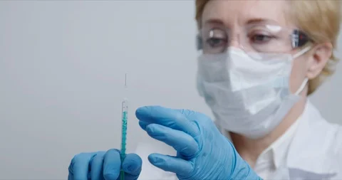 Doctor in front of the camera preparing syringe with avaccine for injection Stock Footage 125852235