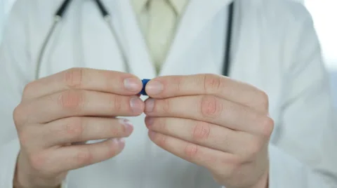 Doctor gets pipette Stockbeeldmateriaal 64064583