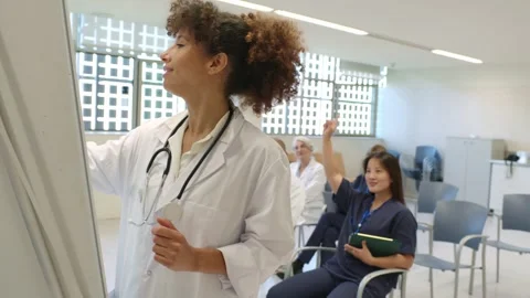 Doctor giving lesson to nurses in slow motion Stockbeeldmateriaal 311572409