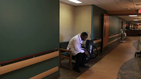 Doctor in hallway Video stock 32905271