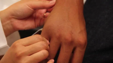 Doctor hand checking for broken bones Vídeo Stock 55878917