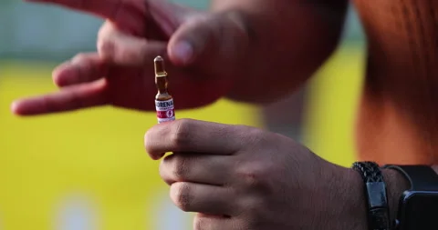 Doctor hand with injection Vídeo Stock 335627517