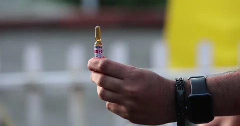 Doctor hand with injection Stockbeeldmateriaal 335627601
