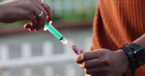 Doctor Hand with Injection Видео 335627896