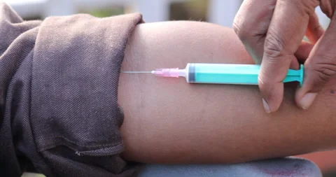 Doctor Hand with Injection Видео 335692296