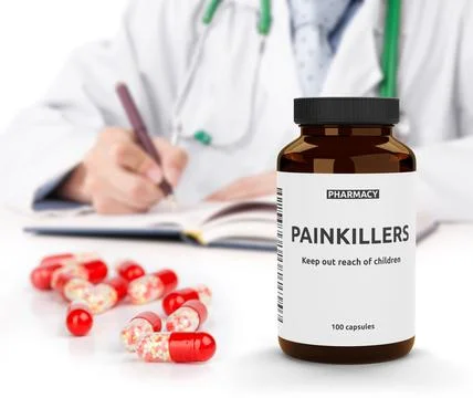 Doctor hands making notes and bottle with painkillers Illustrazione stock