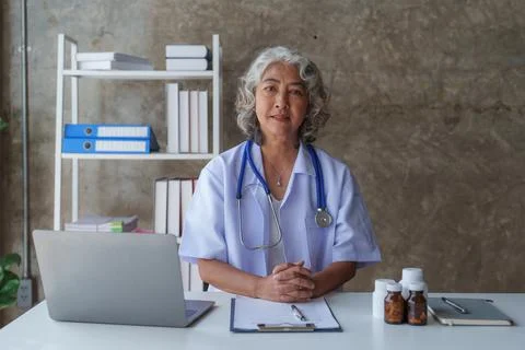 Doctor having conversation with patient while discussing explaining symptom and Foto stock