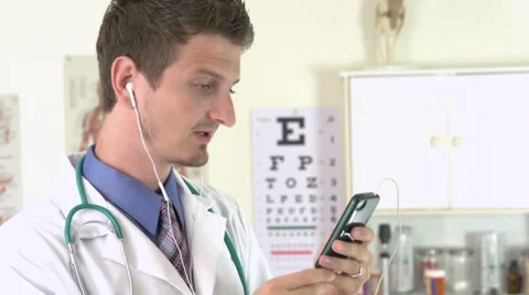 Doctor having video call using cell phone in office Vídeo Stock 31248092