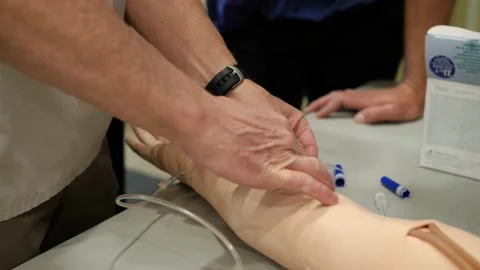 Doctor inserts IV needle to the hand Stock-Footage 142239734