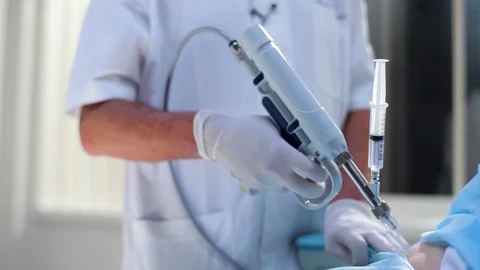 The doctor introduces without a needle 스톡 동영상 122268734