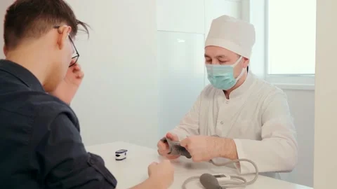 A doctor in latex gloves using a pulse oximeter measures the level of oxygen in Stock Footage 171873484
