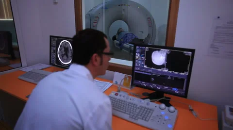 Doctor looking at CT scan Vídeo Stock 36621276