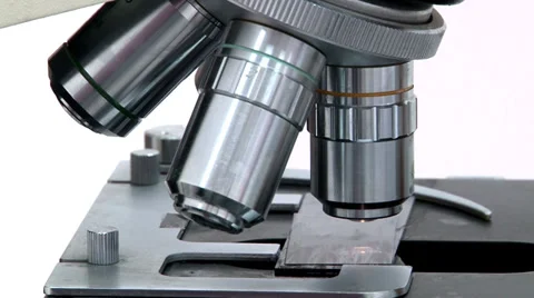 Doctor looking into a microscope Vidéo 35767754