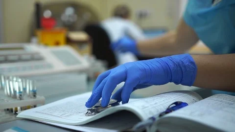 Doctor make notes about blood analysis test results in medic journal in hospital Stockbeeldmateriaal 124811767
