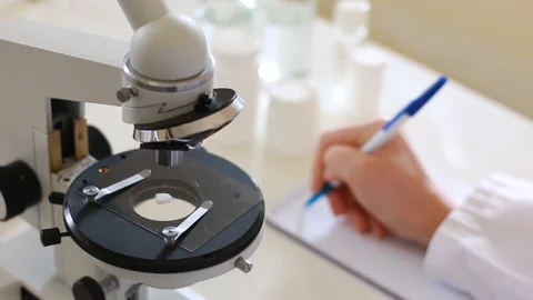 Doctor makes notes in the laboratory. Vidéo 129888624