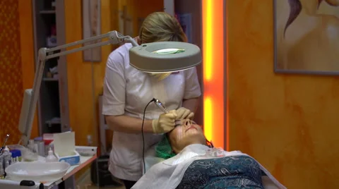The doctor makes permanent makeup eyebrow Stock Footage 62331330