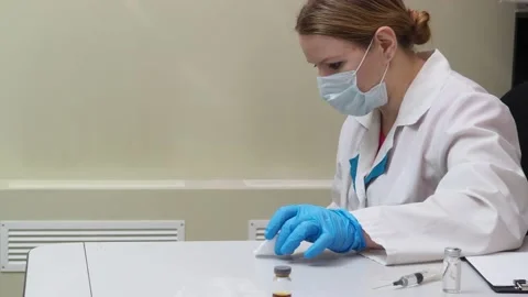 A doctor makes a syringe inoculation for a small child against colds Stockbeeldmateriaal 151780537