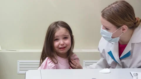 A doctor makes a syringe inoculation for a small child against colds 库存影片 151780696