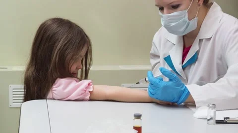 A doctor makes a syringe inoculation for a small child against colds 库存影片 151780803