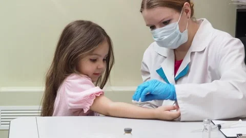 A doctor makes a syringe inoculation for a small child against colds 库存影片 151780861